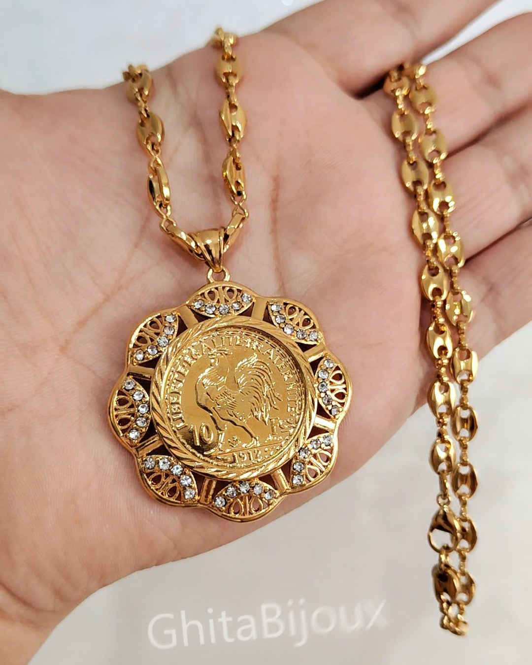 سلسلة طويلة مع تعليقة اللويزة